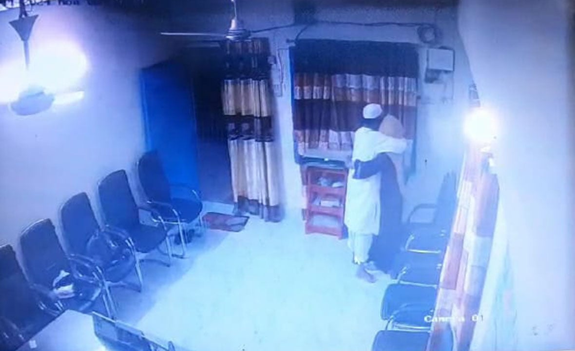 আপত্তিকর অবস্থায় নারীসহ ইউপি চেয়ারম্যানের ভিডিও ভাইরাল