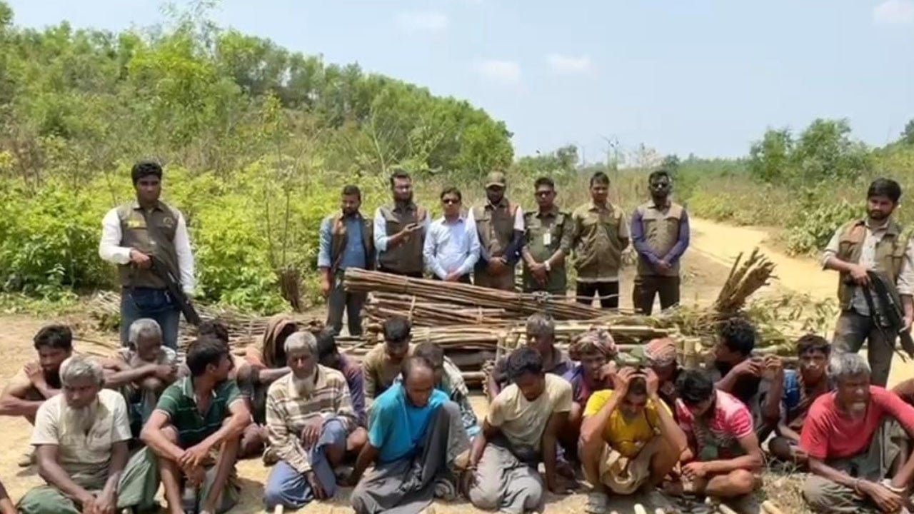 জ্বালানি কাজে বনাঞ্চলে গাছ ব্যবহার করতে গিয়ে ২৬ রোহিঙ্গা আটক