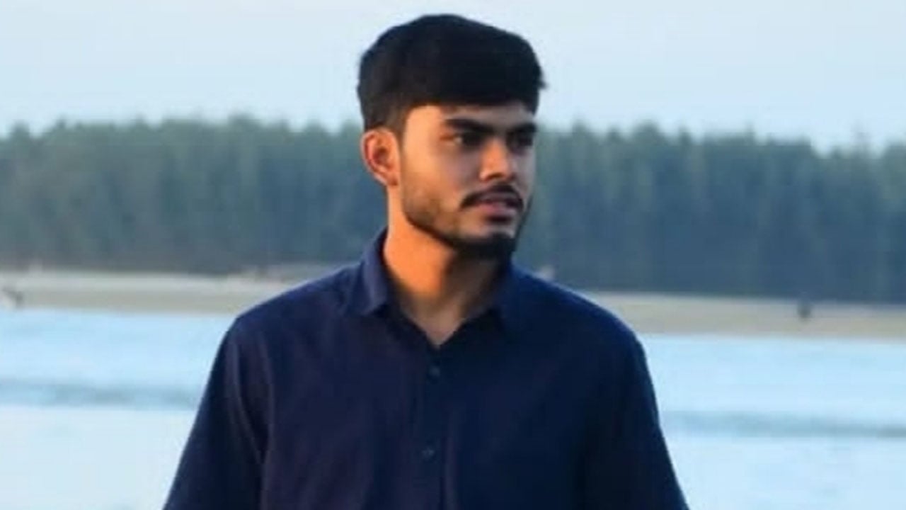 পুলিশের চোখ ফাঁকি দিয়ে থানার সামনে ঘুরছে হত্যাচেষ্টা মামলার প্রধান আসামি