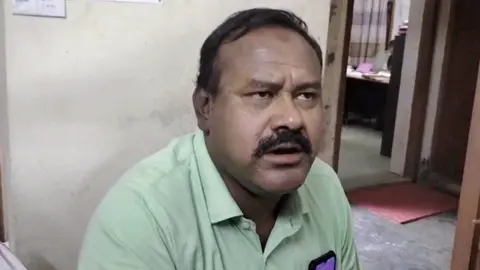 উখিয়ায় জাল খতিয়ান নিয়ে সাব-রেজিস্ট্রার অফিসে ধরা, ভূমি অফিসে গিয়ে লাপাত্তা