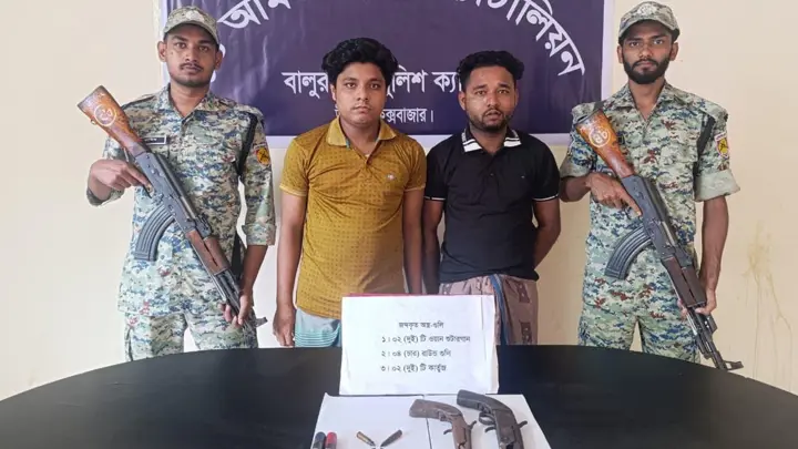 উখিয়ায় দেশীয় অস্ত্র ও গুলিসহ রোহিঙ্গা দুই ভাই গ্রেপ্তার