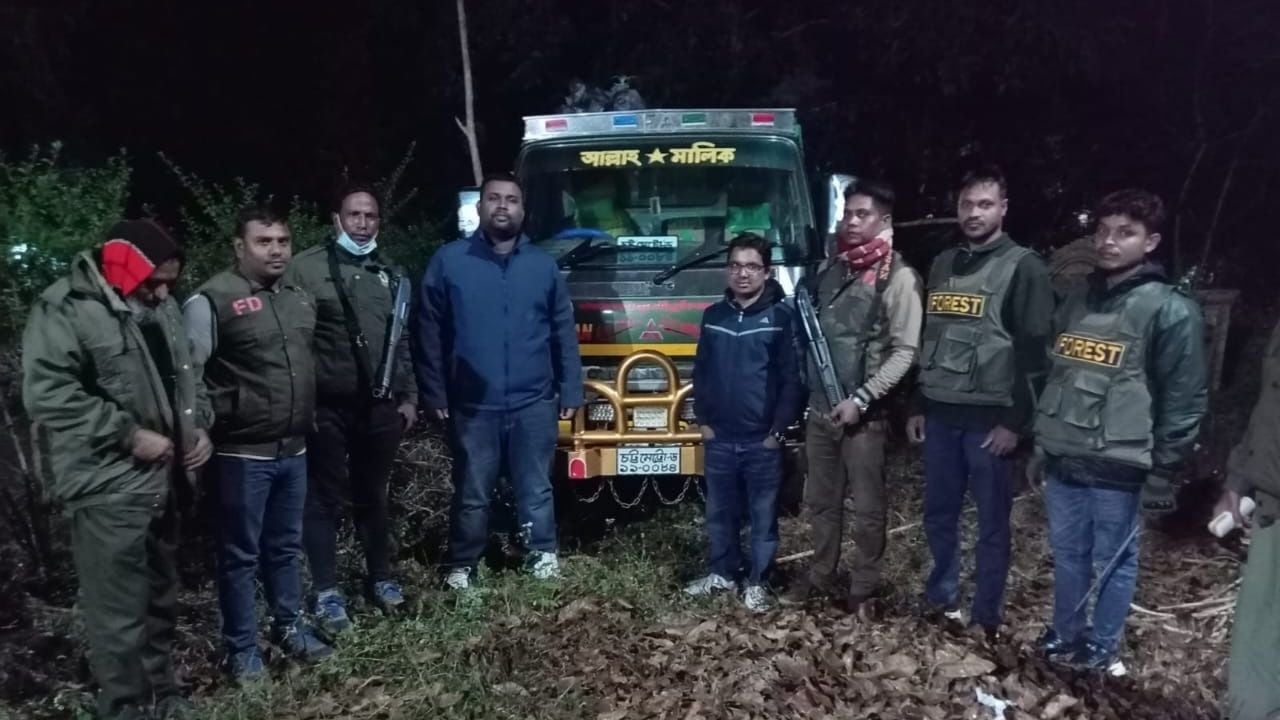 উখিয়ায় গভীর রাতে পাহাড় কাটার সময় ডাম্পার জব্দ