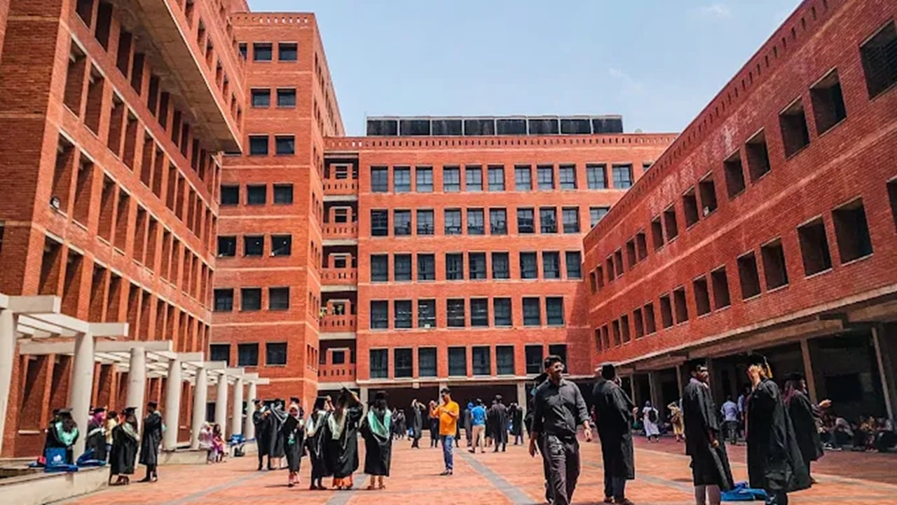 বাড্ডায় বিশ্ববিদ্যালয়ের পাশে শিক্ষার্থীর লাশ