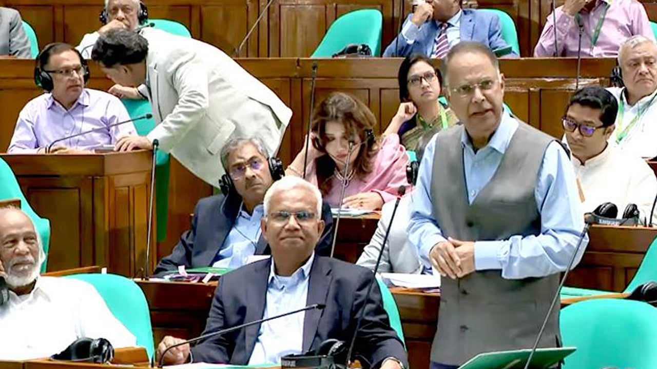 পাম্পে কৃত্রিম তেল সংকট তৈরি হচ্ছে: সংসদে জ্বালানি মন্ত্রী