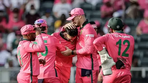 অস্ট্রেলিয়াকে হারিয়ে সিরিজ প্রোটিয়াদের