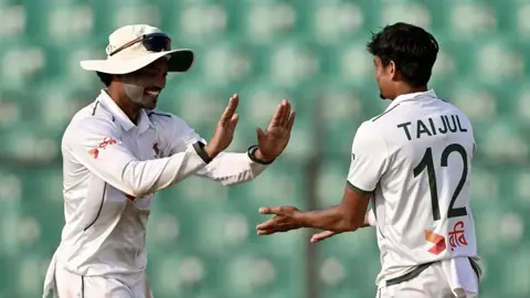 তাইজুল-মিরাজের দাপটে স্বস্তি নিয়ে দিন শেষ করল বাংলাদেশ