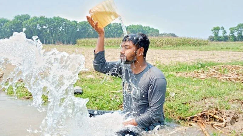 বাতাসে জলীয় বাষ্প বেড়ে যাওয়ায় সারা দেশে ভ্যাপসা গরম