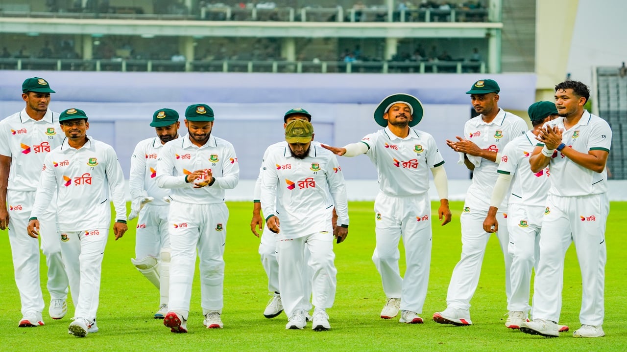 জয়ের অপেক্ষায় বাংলাদেশ, পাকিস্তান তাকিয়ে আকাশের দিকে