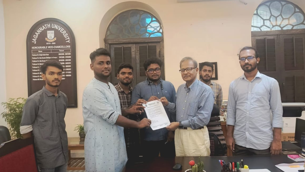 জকসু নির্বাচনের দাবিতে উপাচার্যকে স্মারকলিপি প্রদান আপ বাংলাদেশের