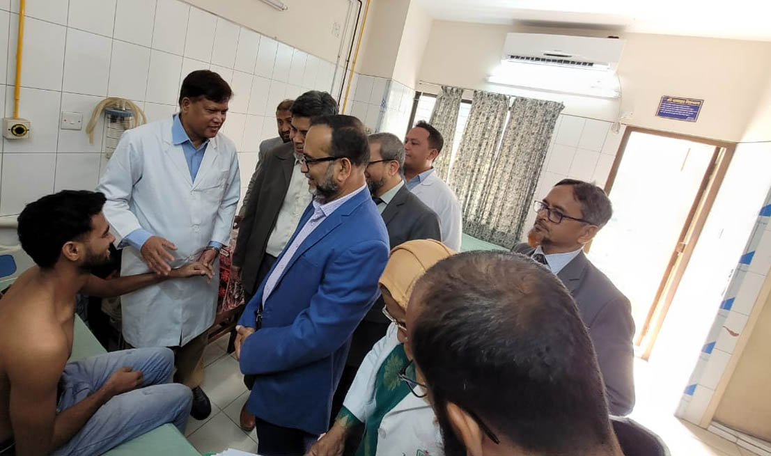 গণঅভ্যুত্থানে আহতদের খোঁজ-খবর নেন শাহিনুল আলম