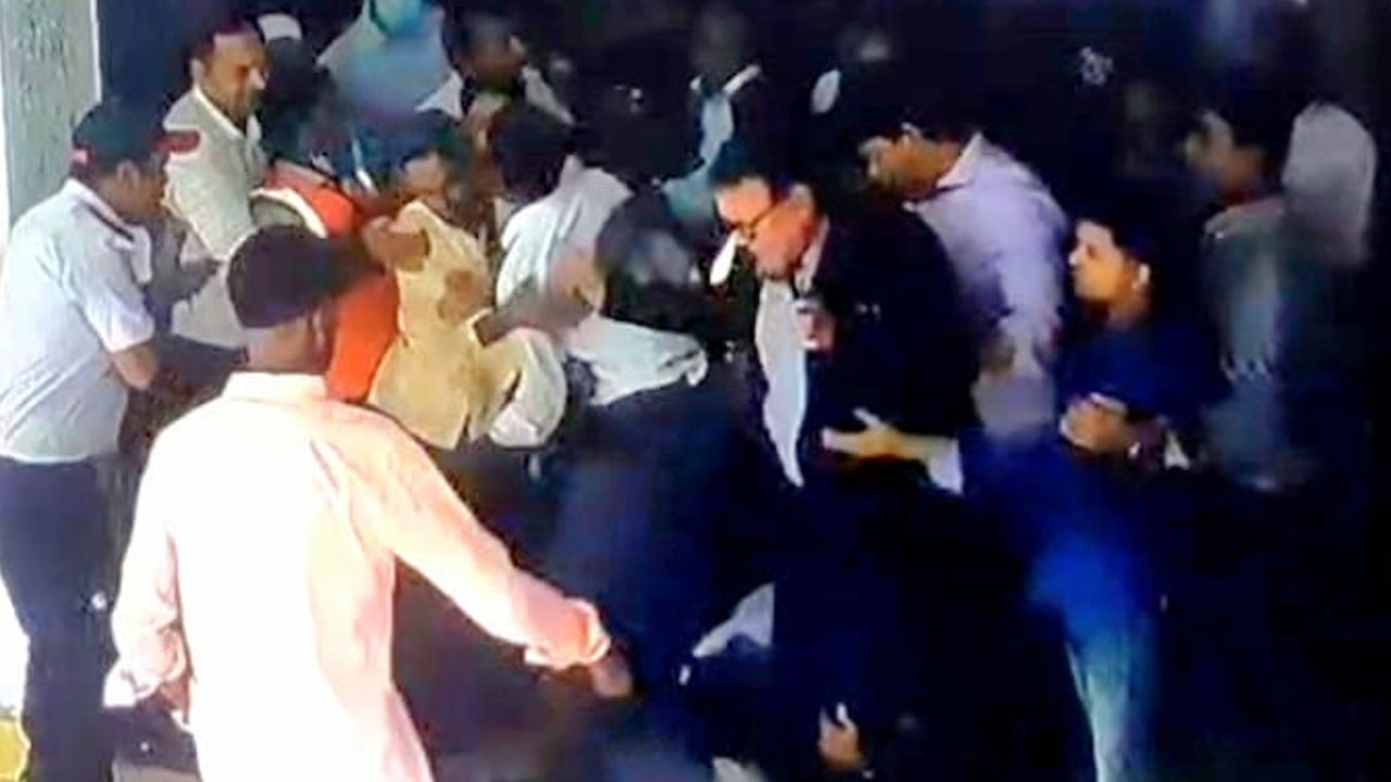 অটোপাসের দাবিতে জাতীয় বিশ্ববিদ্যালয়ের উপাচার্যের ওপর হামলা
