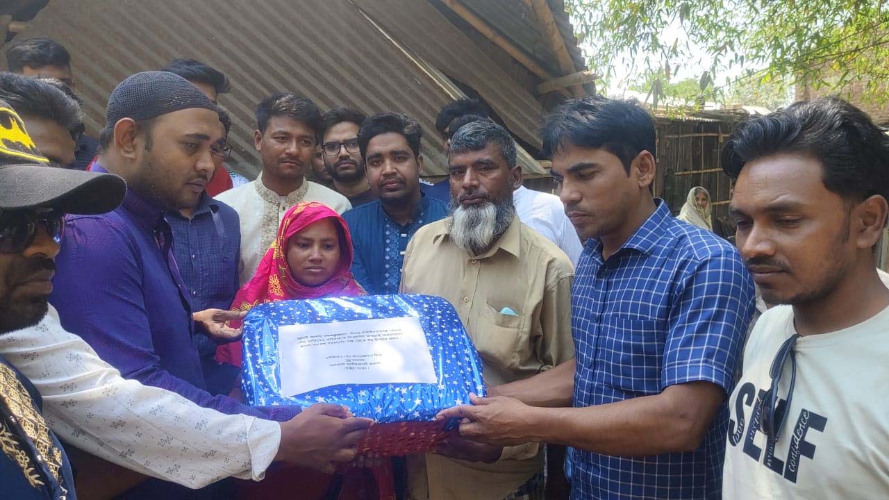 গণঅভ্যুত্থানে শহীদ তারিকের পরিবার পেলো ঈদ উপহার