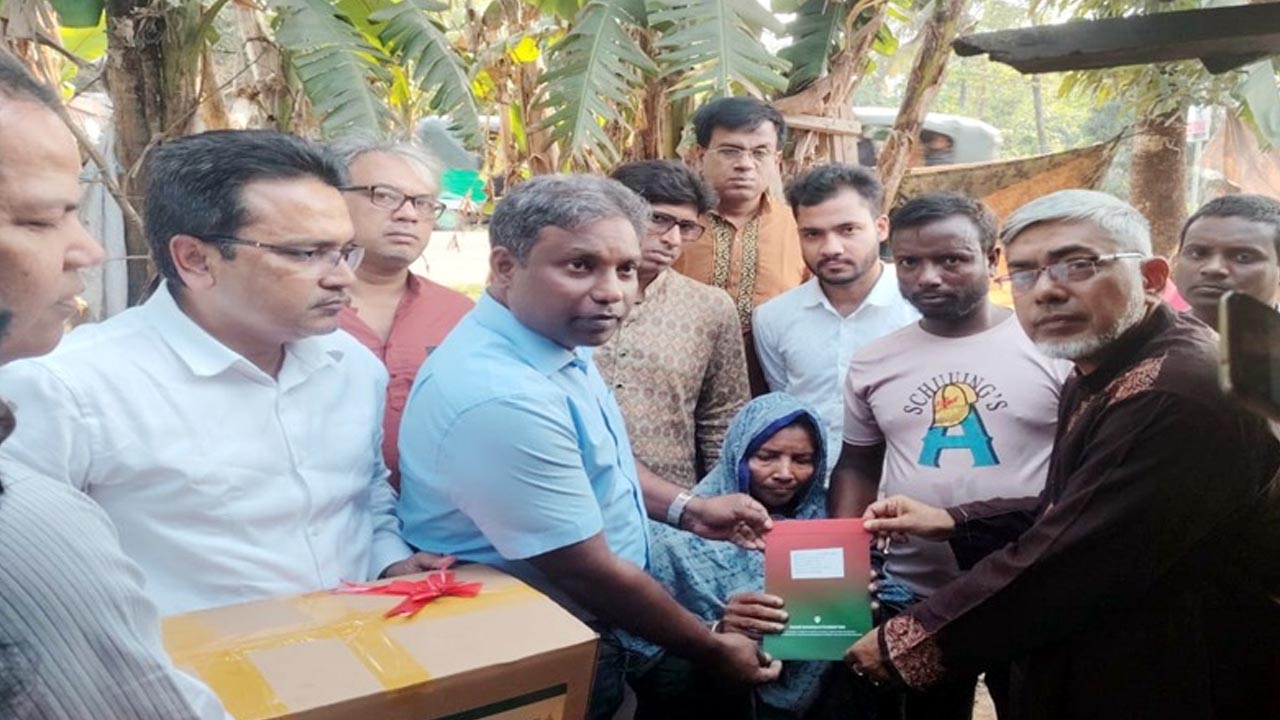 জিয়াউর রহমান ফাউন্ডেশনের উদ্যোগে শহীদ পরিবারের মধ্যে ঈদ সামগ্রী বিতরণ