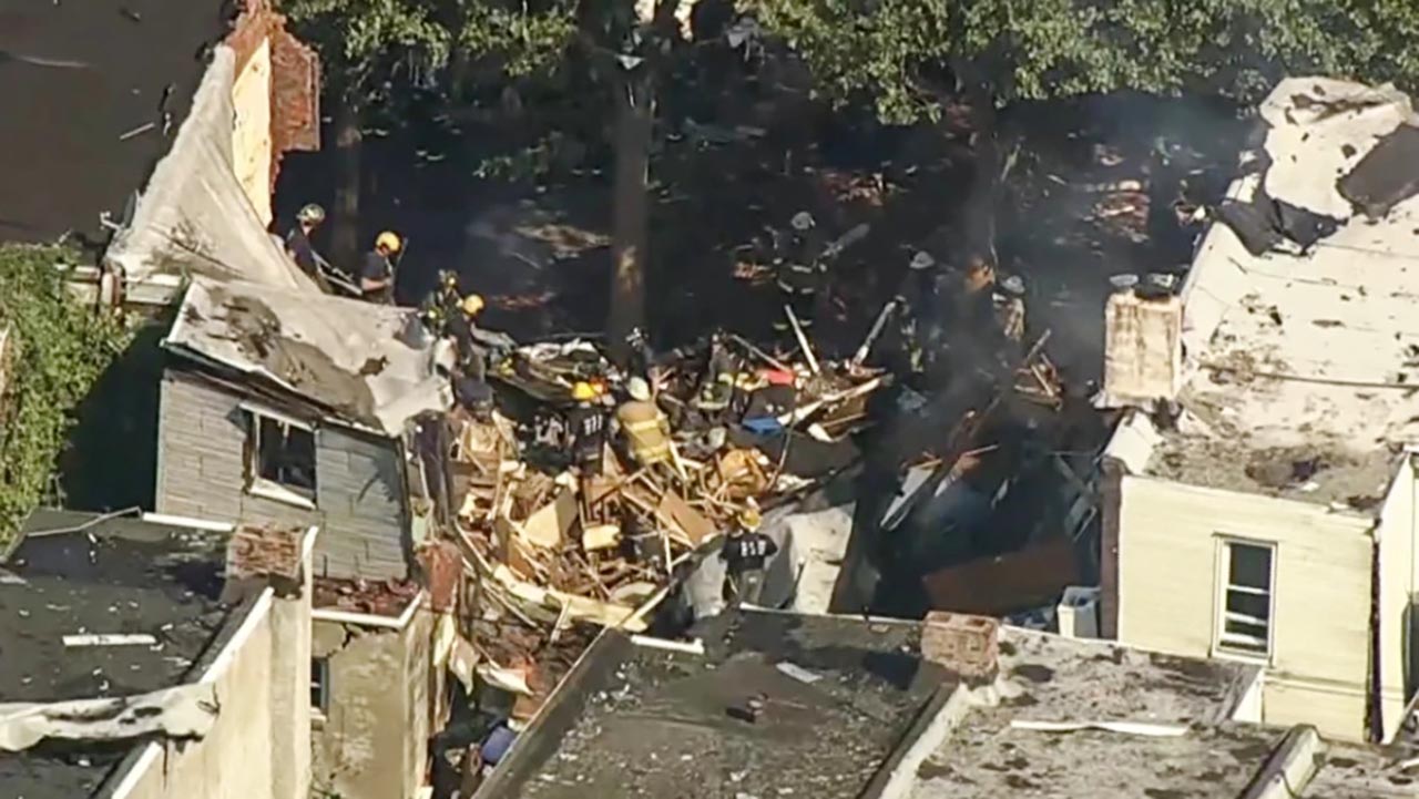 যুক্তরাষ্ট্রের ফিলাডেলফিয়ায় ভয়াবহ বিস্ফোরণ, ধসে পড়ল ভবন