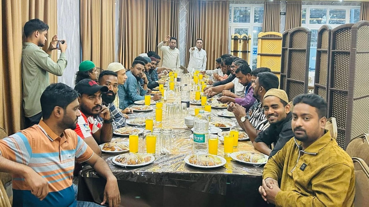 ওসমানীনগরে কার্যক্রম নিষিদ্ধ আ.লীগ ও যুবলীগ নেতাকর্মীদের ইফতার