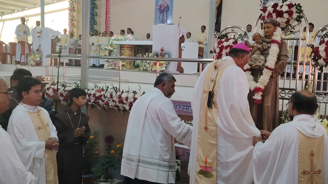 সাধু আন্তনির তীর্থ উৎসবে হাজারো মানুষের ঢল