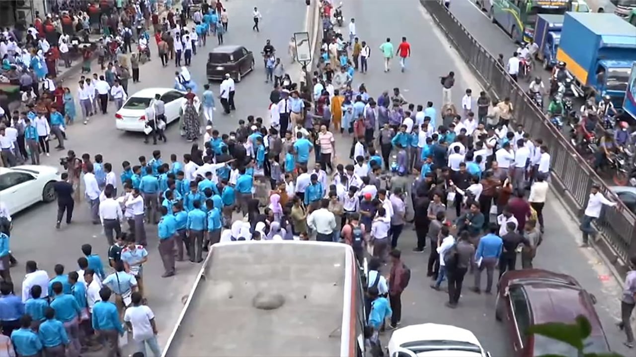 উত্তরায় ফের শিক্ষার্থীদের সড়ক অবরোধ
