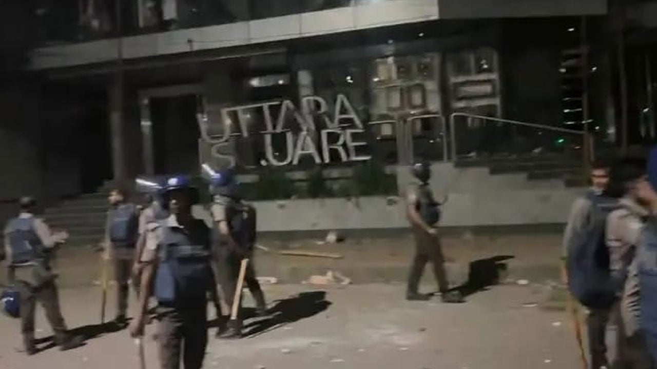 উত্তরায় রিকশাচালক-পুলিশ সংঘর্ষ, শপিং কমপ্লেক্সে ভাঙচুর