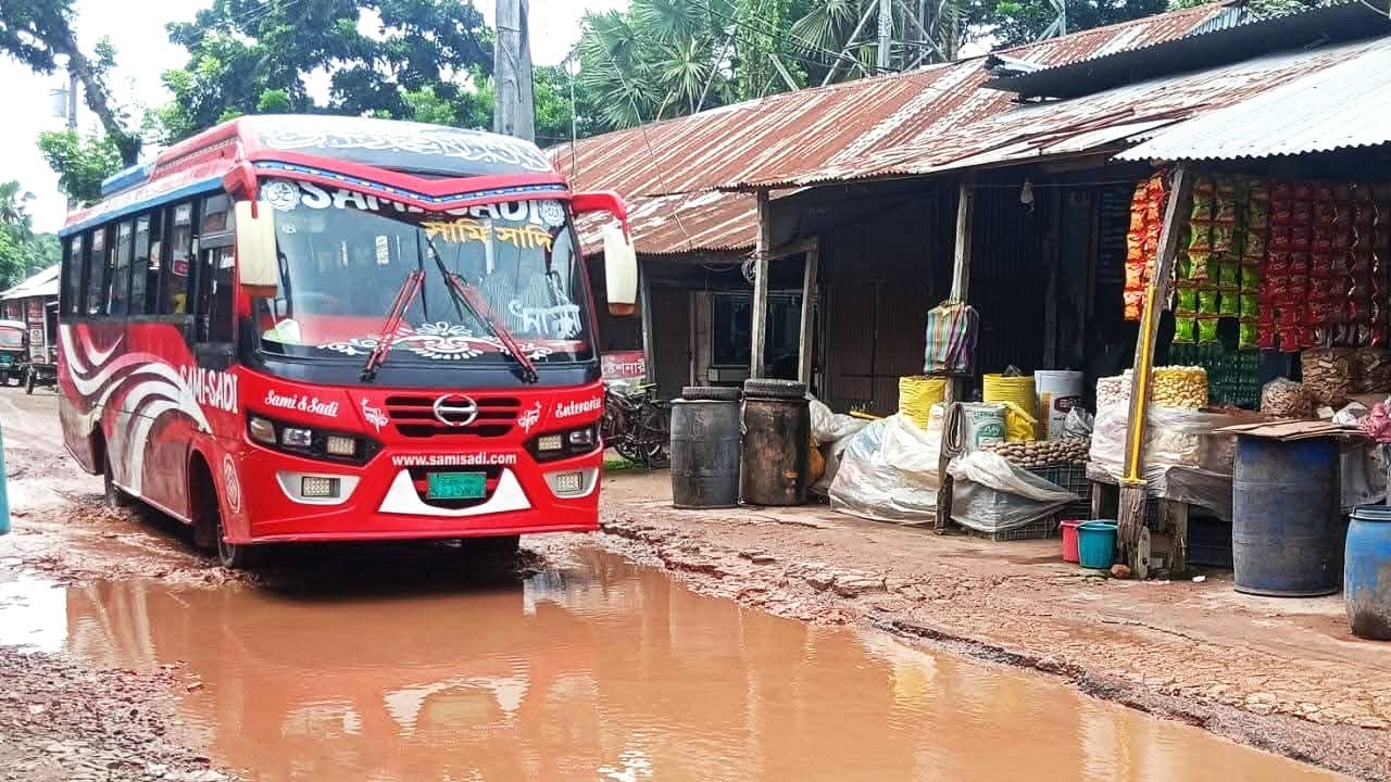 উজিরপুরে ২৪ কি.মি সড়ক সংস্কারহীন, চরম ভোগান্তিতে পাঁচ ইউনিয়নের দুই লাখ মানুষ