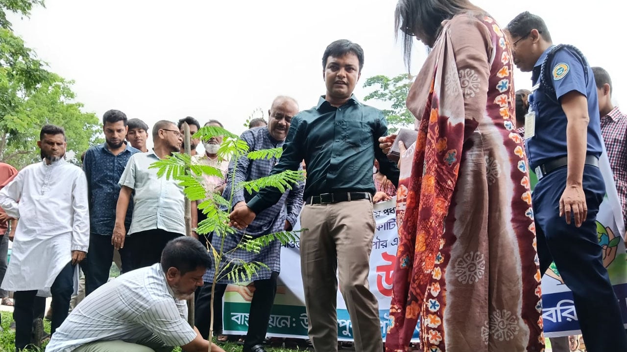 উজিরপুর পৌরসভায় বৃক্ষরোপণ কর্মসূচির উদ্বোধন