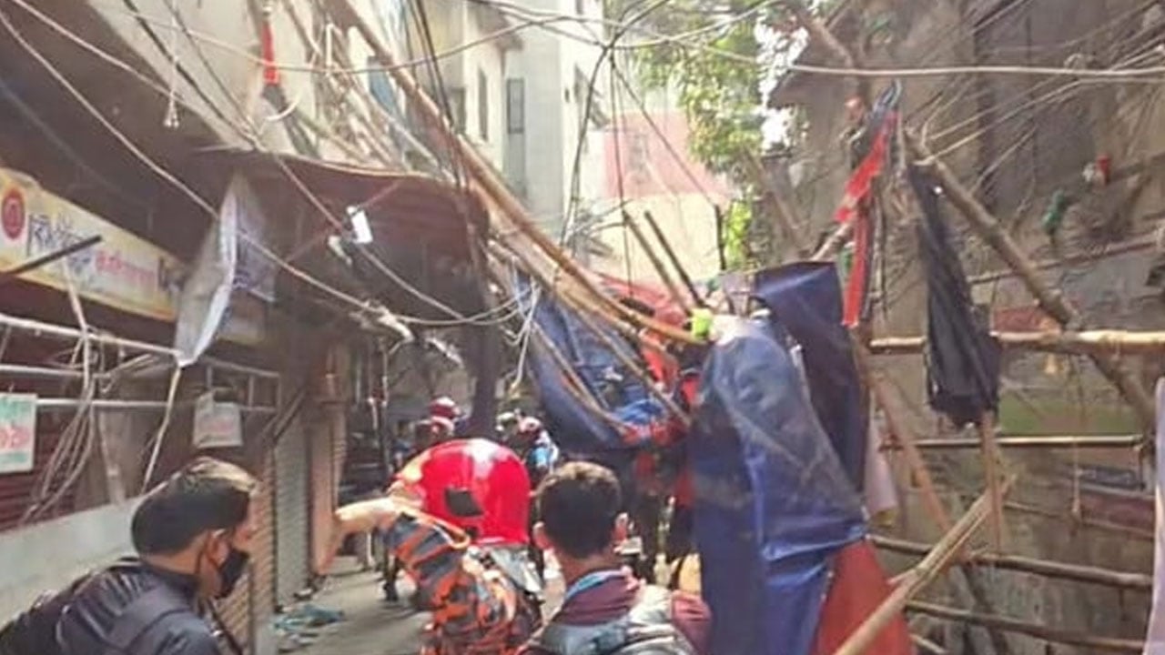 ভয়াবহ ভূমিকম্পে রাজধানীতে হেলে পড়েছে ৬ তলা ভবন