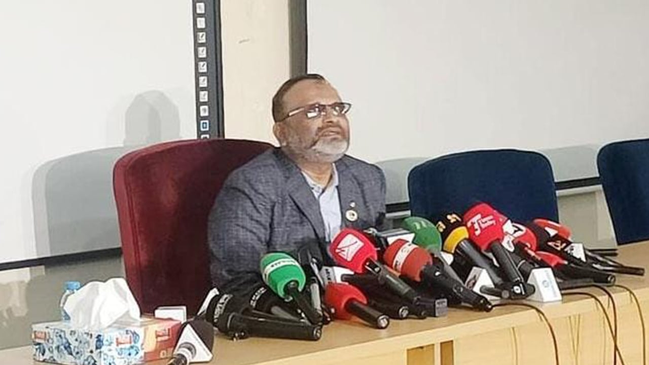 দায়িত্বে থাকা না থাকার সিদ্ধান্ত নির্বাচিত সরকারের উপর