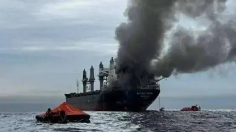 ইরাকের উপকূলে জাহাজে আগুন, নাবিকদের অবস্থা অজানা