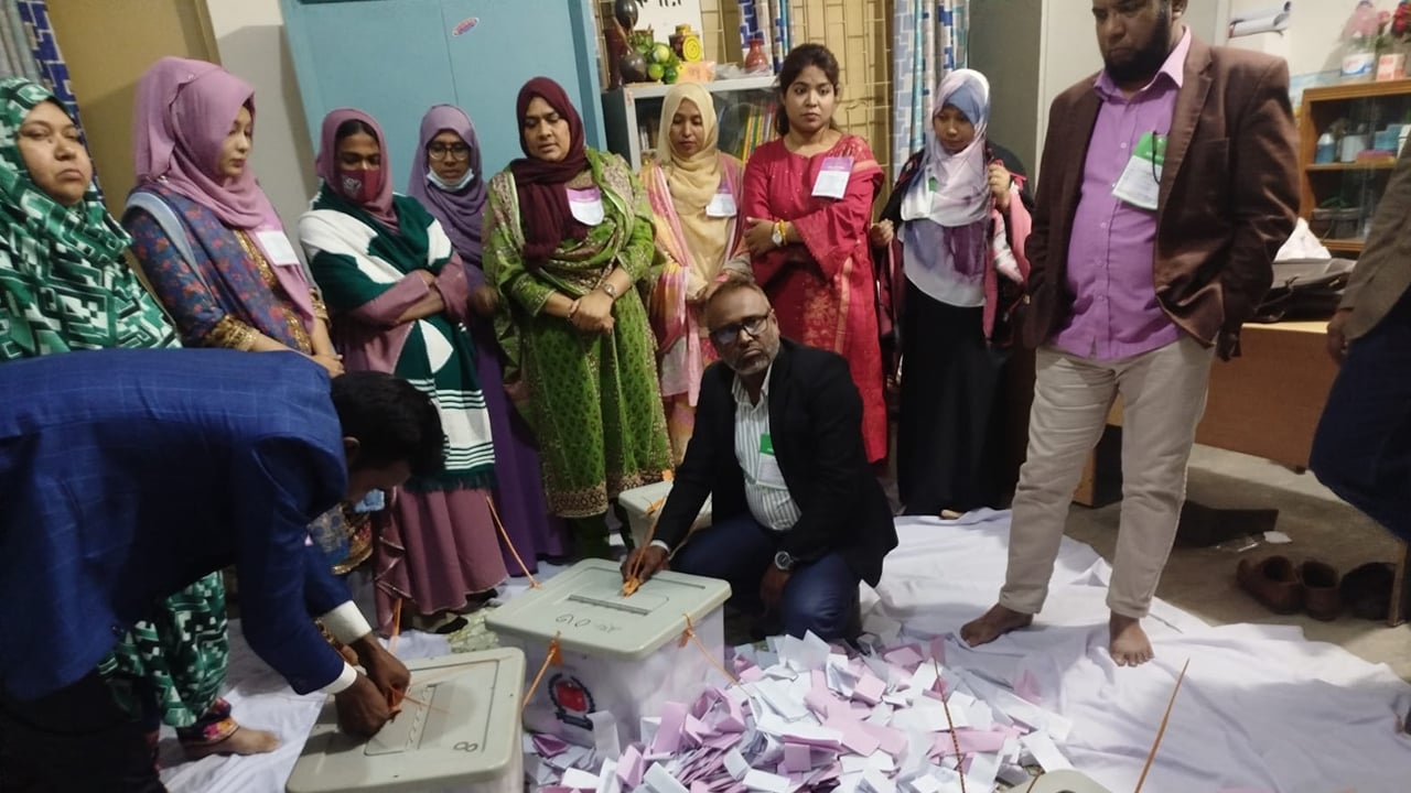 শান্তিপূর্ণ সংসদ নির্বাচন ও গণভোট শেষে চলছে গণনা