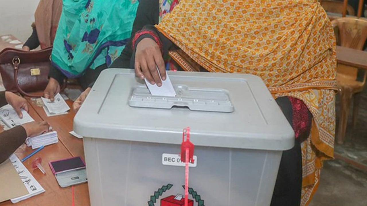 নির্বাচনে কারা প্রার্থী হতে বা ভোট দিতে পারবেন না