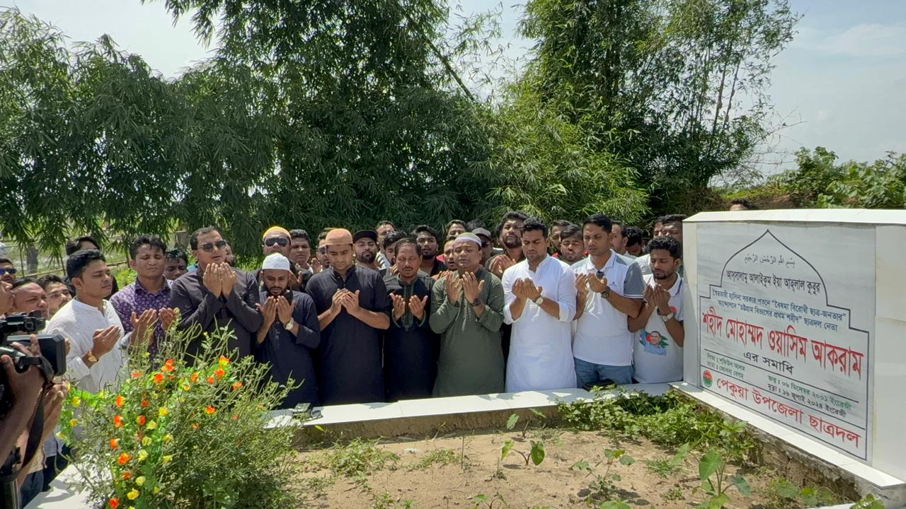 শহীদ ওয়াসিমের কবর জিয়ারত করলেন ছাত্রদল নেতারা