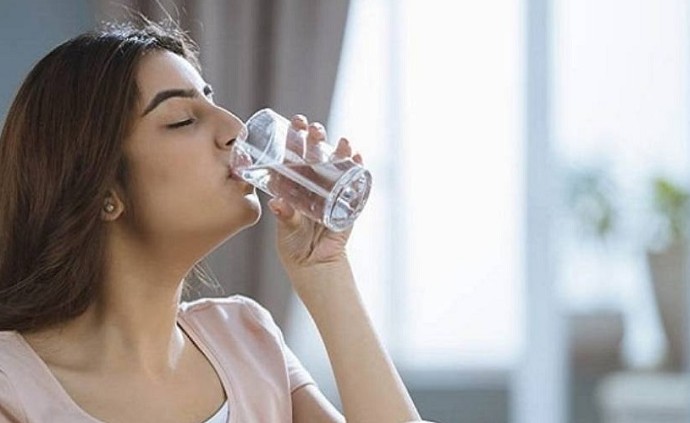খাওয়ার সময় পানি পান করা নিয়ে যে পরামর্শ পুষ্টিবিদের