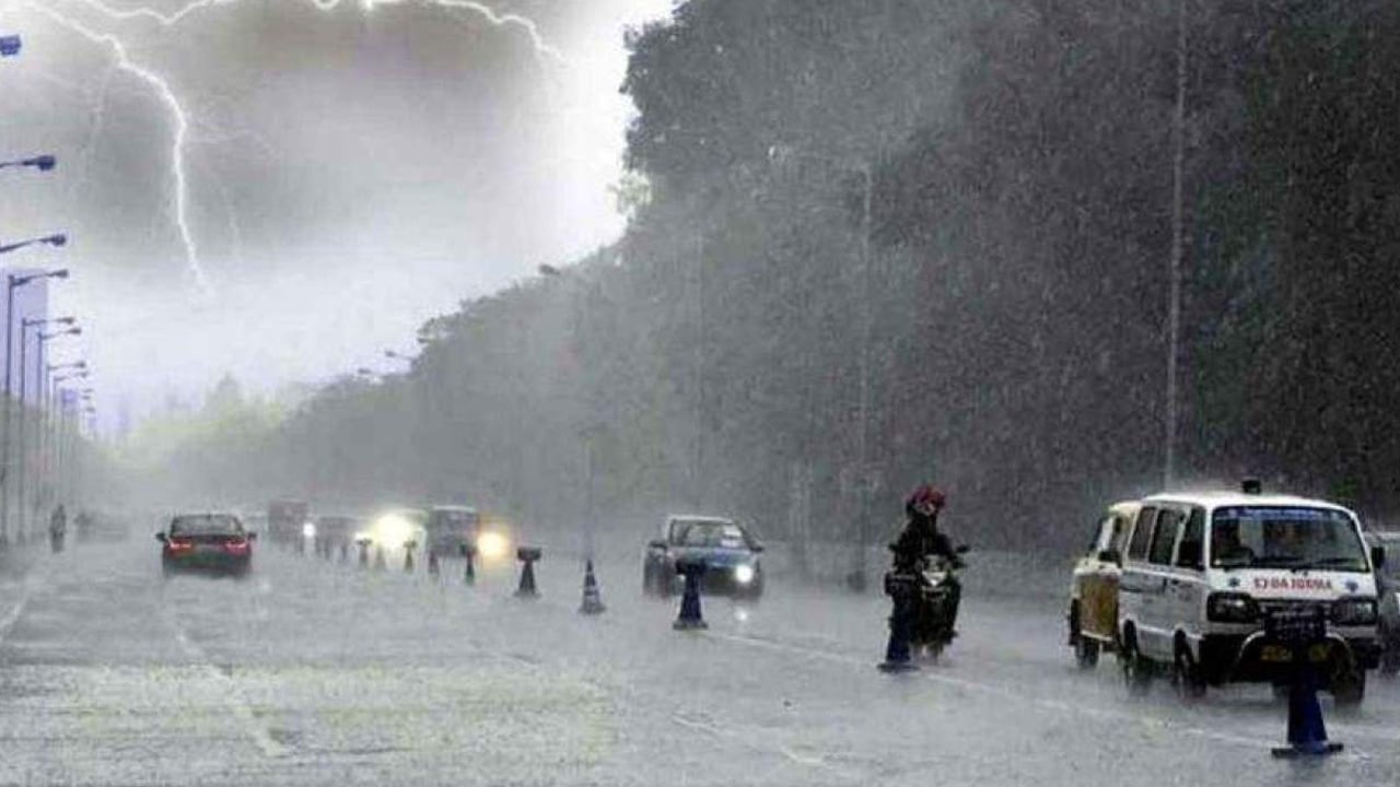 রাজধানীতে বৃষ্টি, দিন বাড়ার সঙ্গে বাড়তে পারে তাপমাত্রা