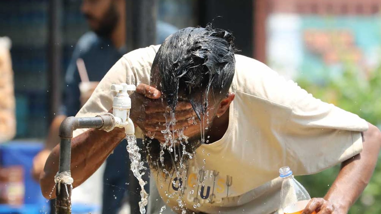 দেশজুড়ে ভ্যাপসা গরমে চরম অস্বস্তি