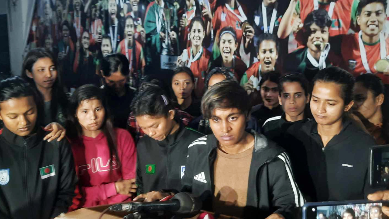 সিদ্ধান্তে অনড় সাবিনারা, গণ-অবসরের হুমকি