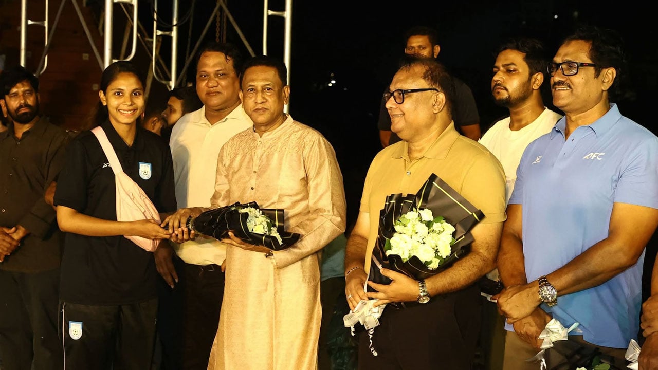 হাতিরঝিলে নারী ফুটবল দলকে সংবর্ধনা