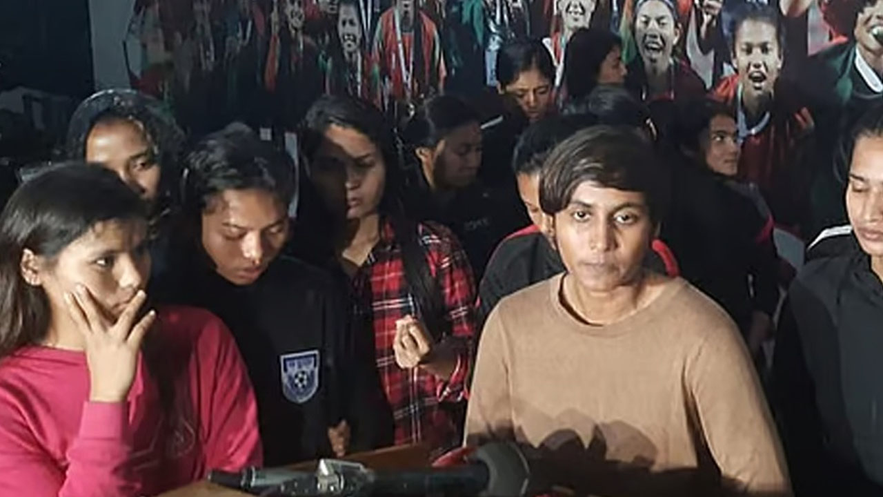 চুক্তিবদ্ধ হলেন ১৮ ‘বিদ্রোহী’ নারী ফুটবলার