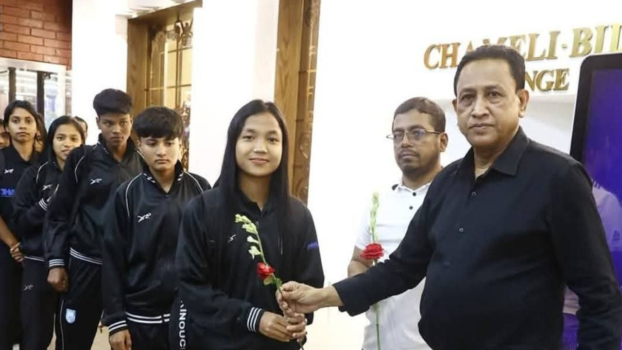 দেশে ফিরেছে সফল নারী ফুটবল দল