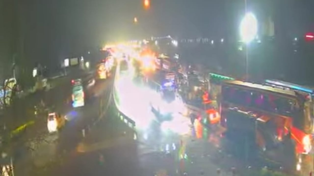 যমুনা সেতুতে যানবাহনের দীর্ঘসারি, যাত্রীদের দুর্ভোগ