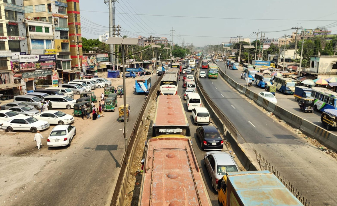 ঢাকা-চট্টগ্রাম মহাসড়কে দীর্ঘ যানজট, ভোগান্তিতে যাত্রীরা