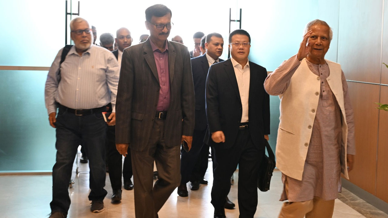 চীনের উদ্দেশে ঢাকা ছেড়েছেন প্রধান উপদেষ্টা
