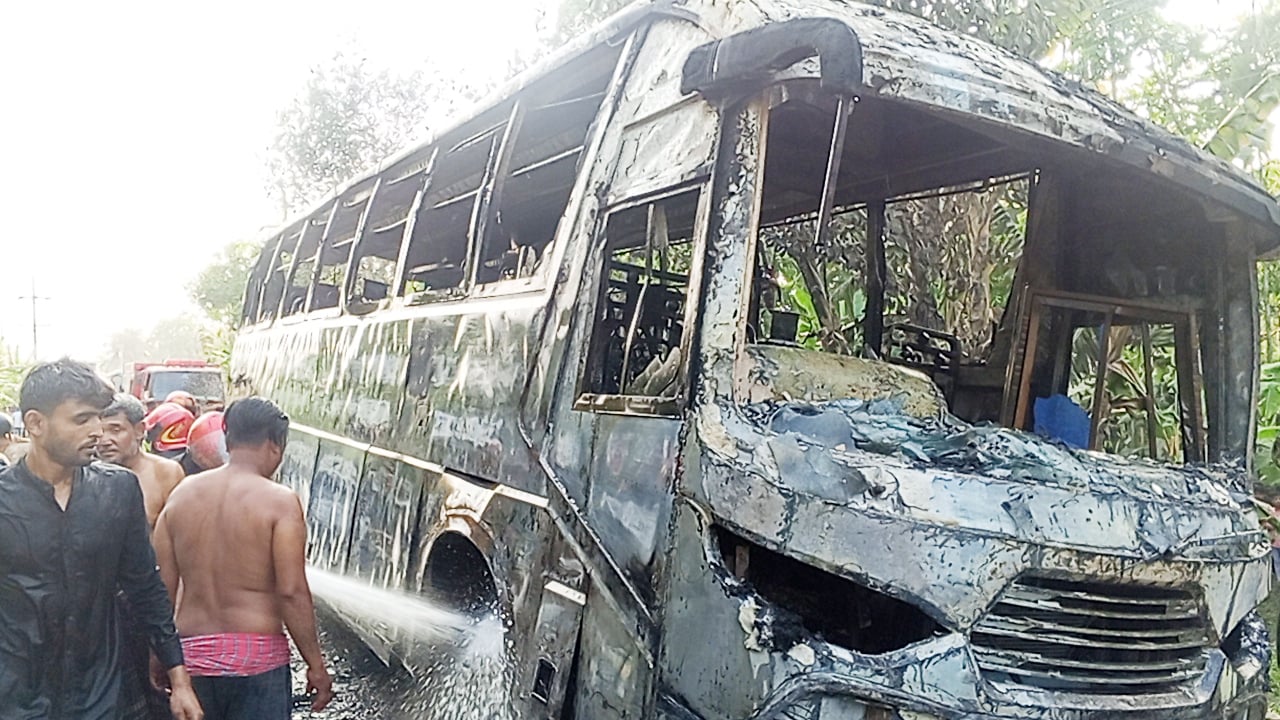 যশোরে যাত্রীবাহী বাসে আগুন