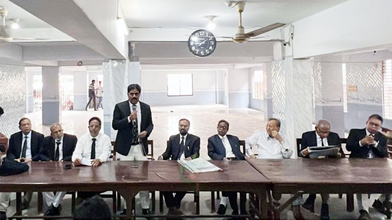 যশোরে আদালত বর্জনের সিদ্ধান্ত আইনজীবীদের