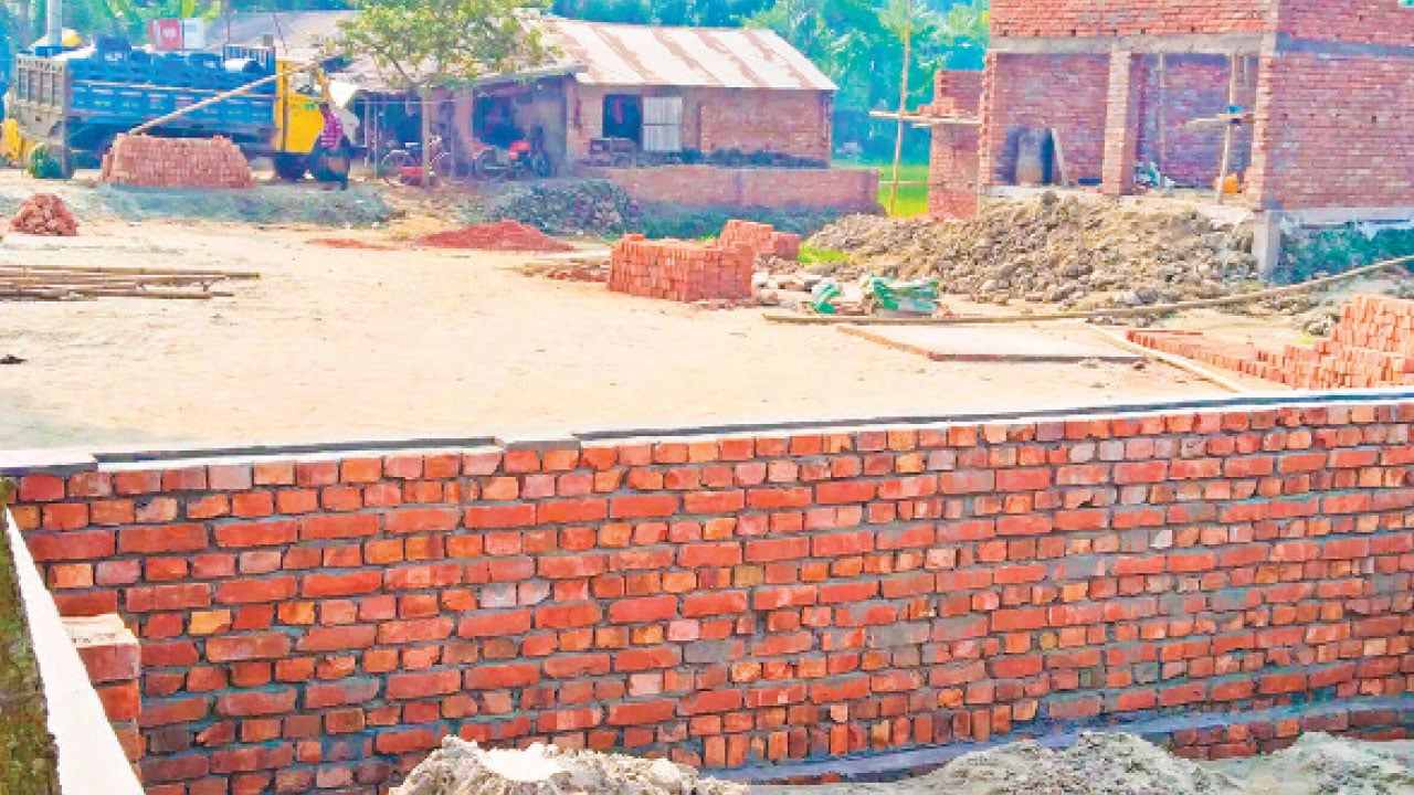 সরকারি জায়গা দখল করে মার্কেট নির্মাণ আ. লীগ নেতার