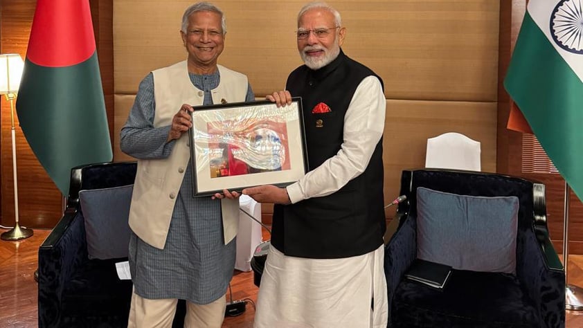 নরেন্দ্র মোদিকে আলোকচিত্র উপহার প্রধান উপদেষ্টার