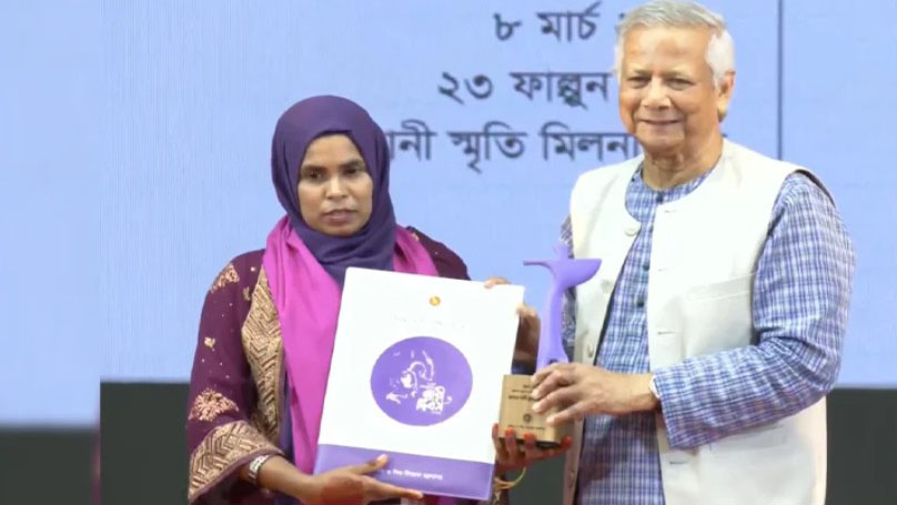 ছয় অদম্য নারীর হাতে পুরস্কার তুলে দিলেন প্রধান উপদেষ্টা