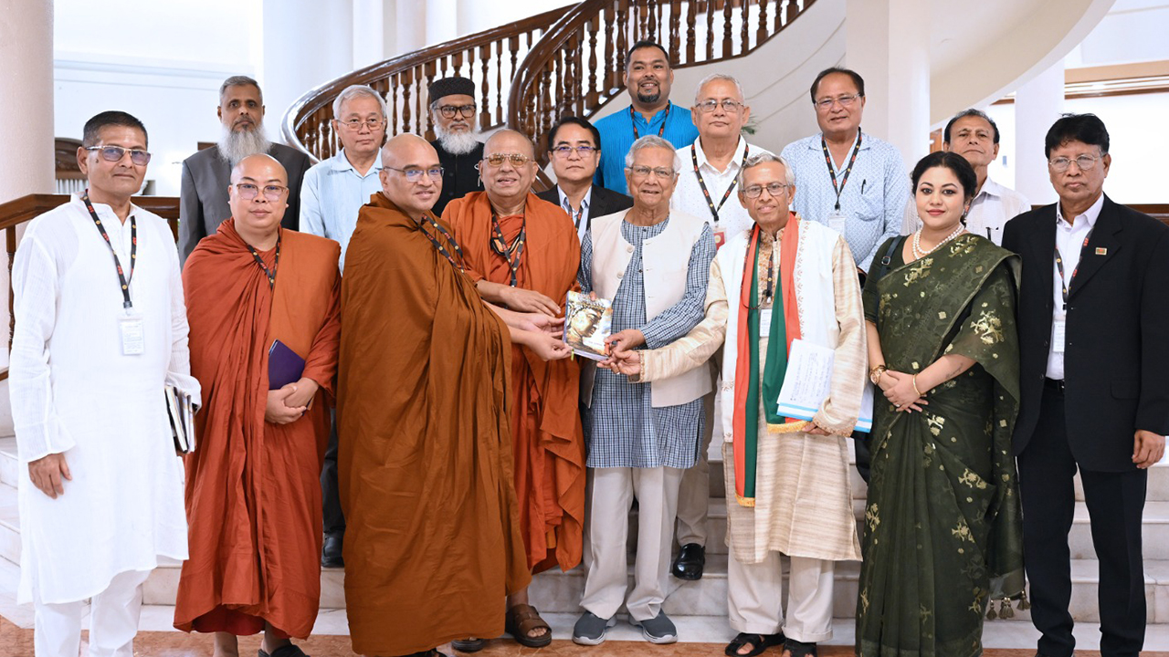 প্রধান উপদেষ্টার সঙ্গে বৌদ্ধ ধর্মীয় নেতৃবৃন্দের শুভেচ্ছা বিনিময়