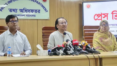 আওয়ামী সন্ত্রাসীদের ছাড় দেওয়া হবে না: তথ্য উপদেষ্টা 
