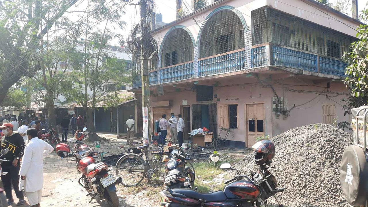 হাদির মৃত্যুর খবরে ঝিনাইদহে আ. লীগের দুই নেতার বাড়িতে ভাঙচুর