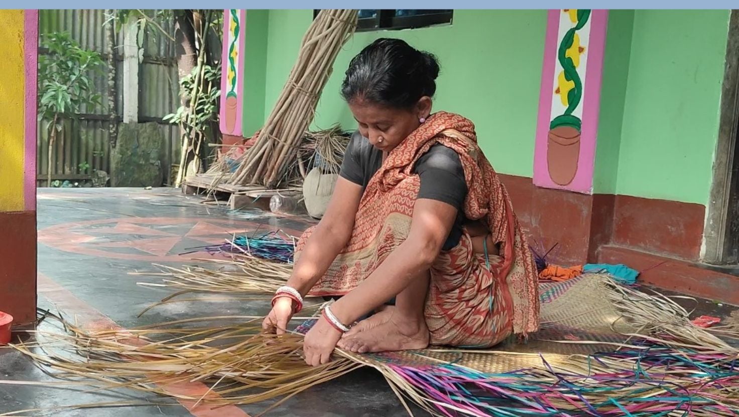 শীতলপাটি তৈরিতে নিয়োজিত অনিতা রাণী। ছবি: আমার দেশ