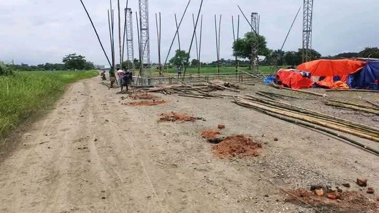 অনুমতি ছাড়াই কুমিল্লা বিমানবন্দরের রানওয়েতে চলছে ‘বাণিজ্য মেলা’